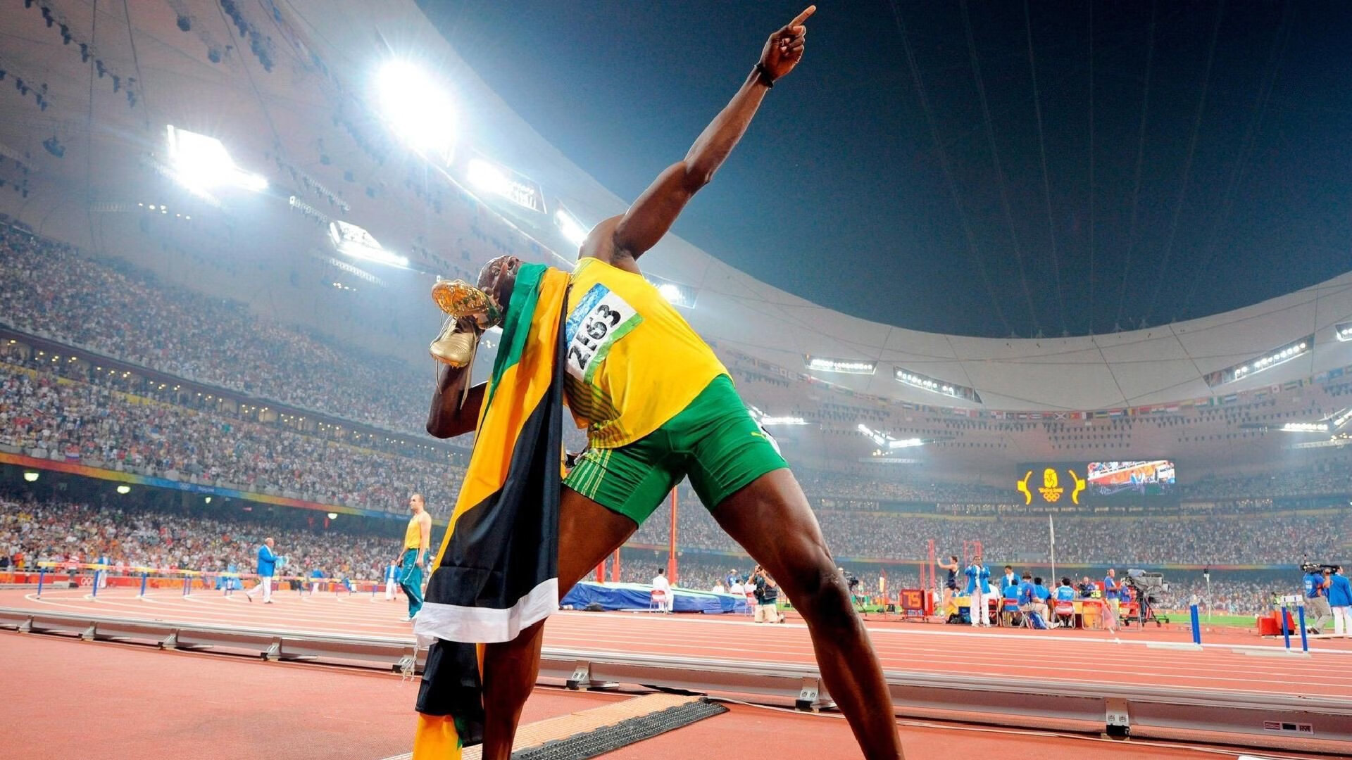 世界残疾人铁人三项赛 义肢选手冲线画面感人