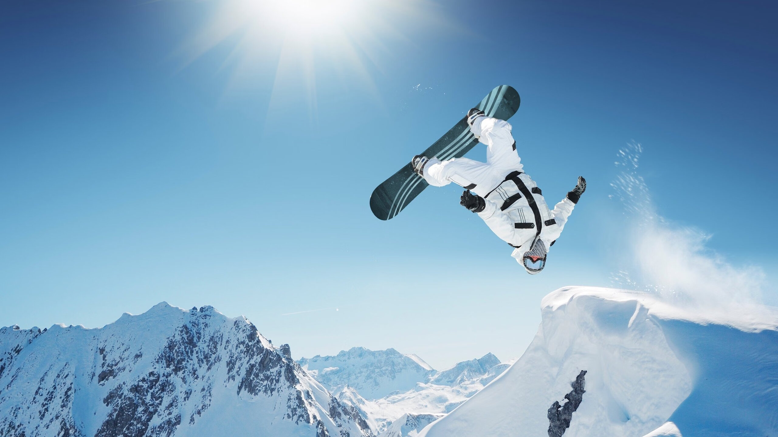 肌肉萎缩症患儿水中康复游戏赛 浮力减轻负担带来笑容